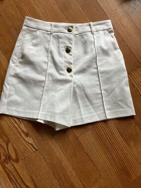 Zara White High-Waist Pleated Shorts with Gold Buttons
